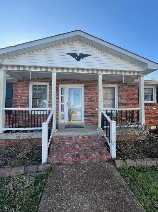 155 Rebecca Dr in Hendersonville, TN - Building Photo