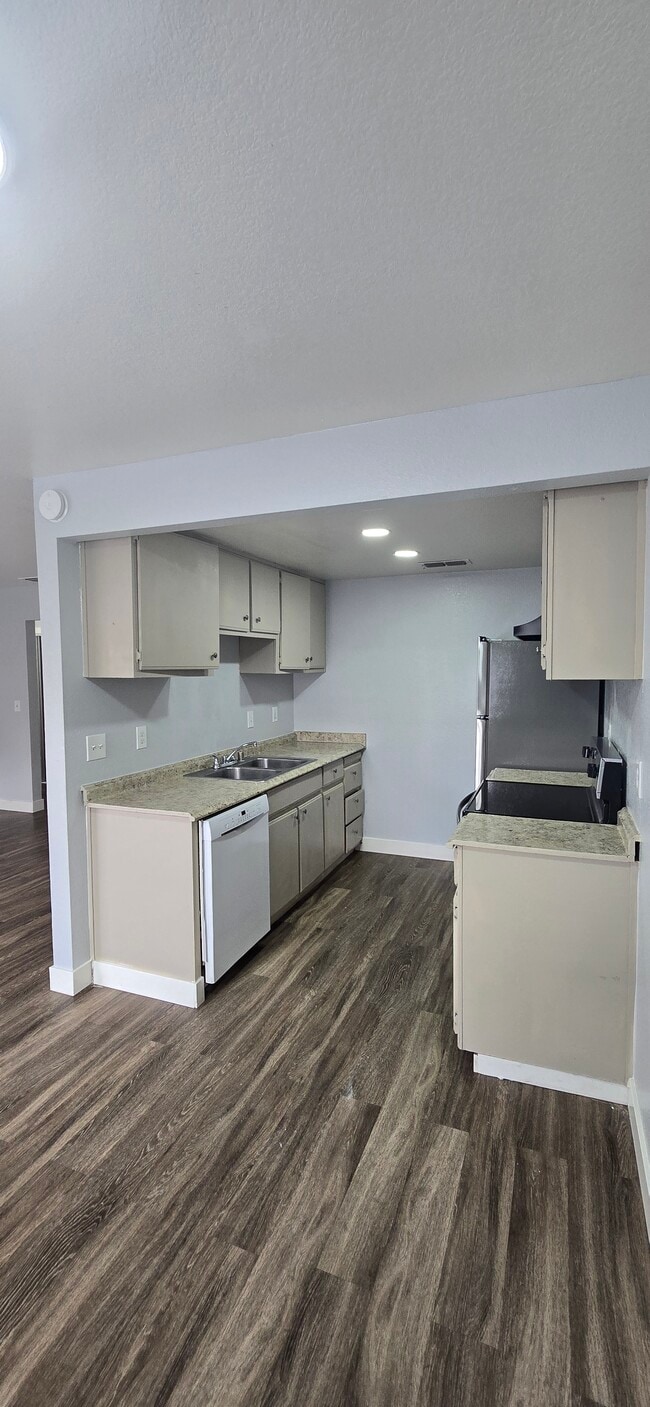 Glencole Apartments in North Highlands, CA - Foto de edificio - Building Photo