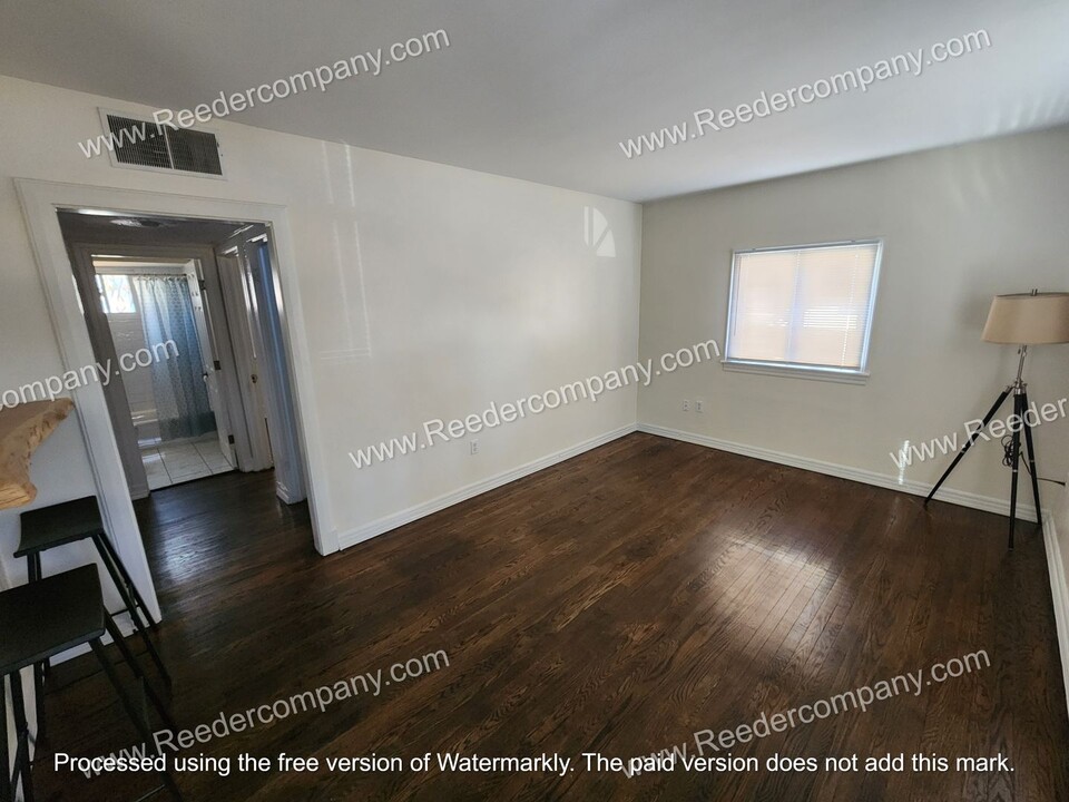 9028 W Delaware Pkwy in Munster, IN - Building Photo