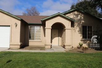 647 W Nevada St in Kingsburg, CA - Building Photo - Building Photo