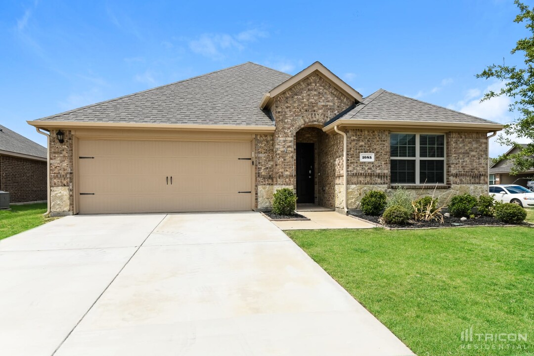 1085 Sadie St in Forney, TX - Building Photo