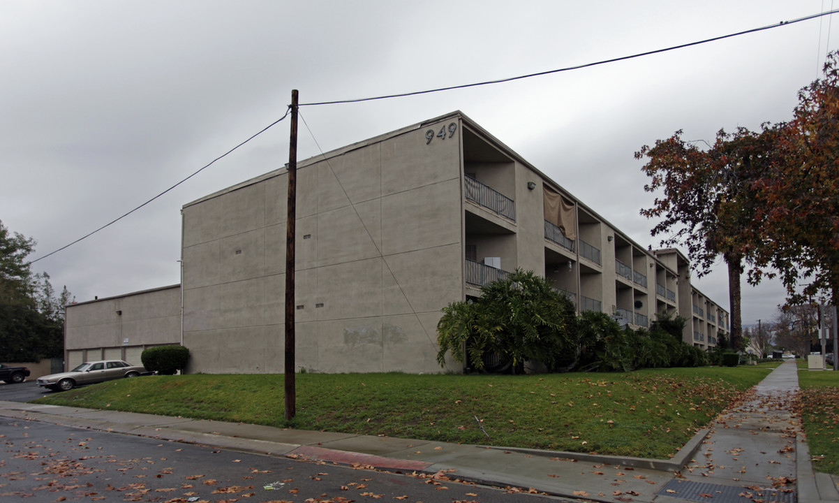 Vine Ave in Ontario, CA - Building Photo