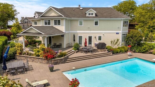 695 Sound Dr in Greenport, NY - Building Photo - Building Photo