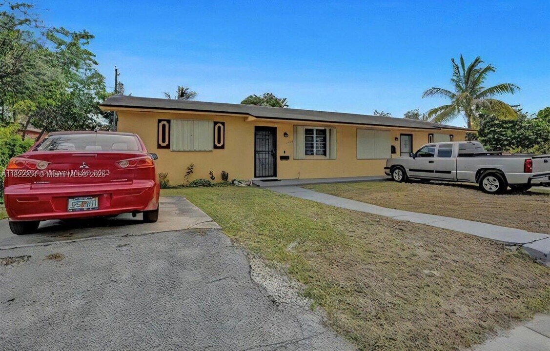 1052 NW 103rd St in Miami, FL - Building Photo