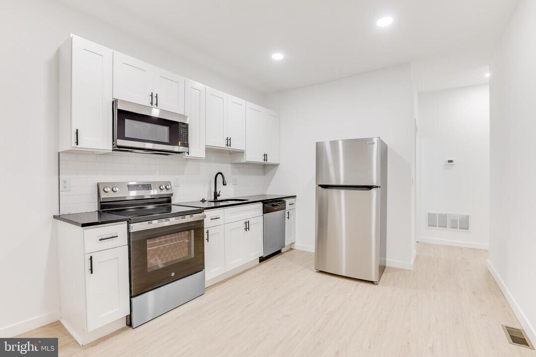 5855 Larchwood Ave in Philadelphia, PA - Building Photo