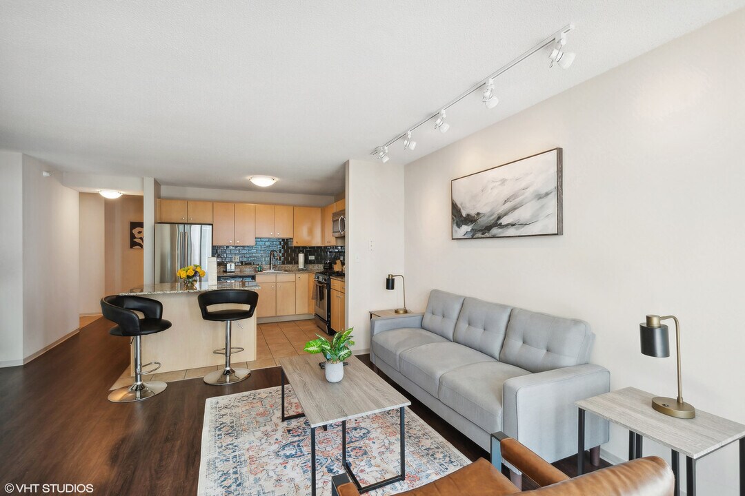 225 N Columbus Dr in Chicago, IL - Building Photo