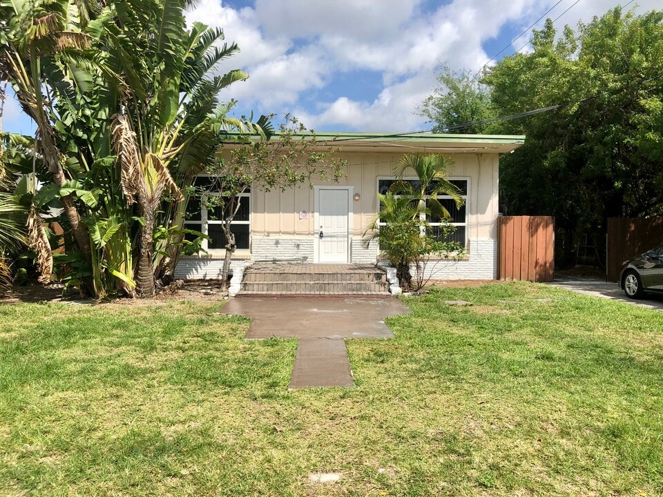 1100 NE 12th Ave in Fort Lauderdale, FL - Building Photo