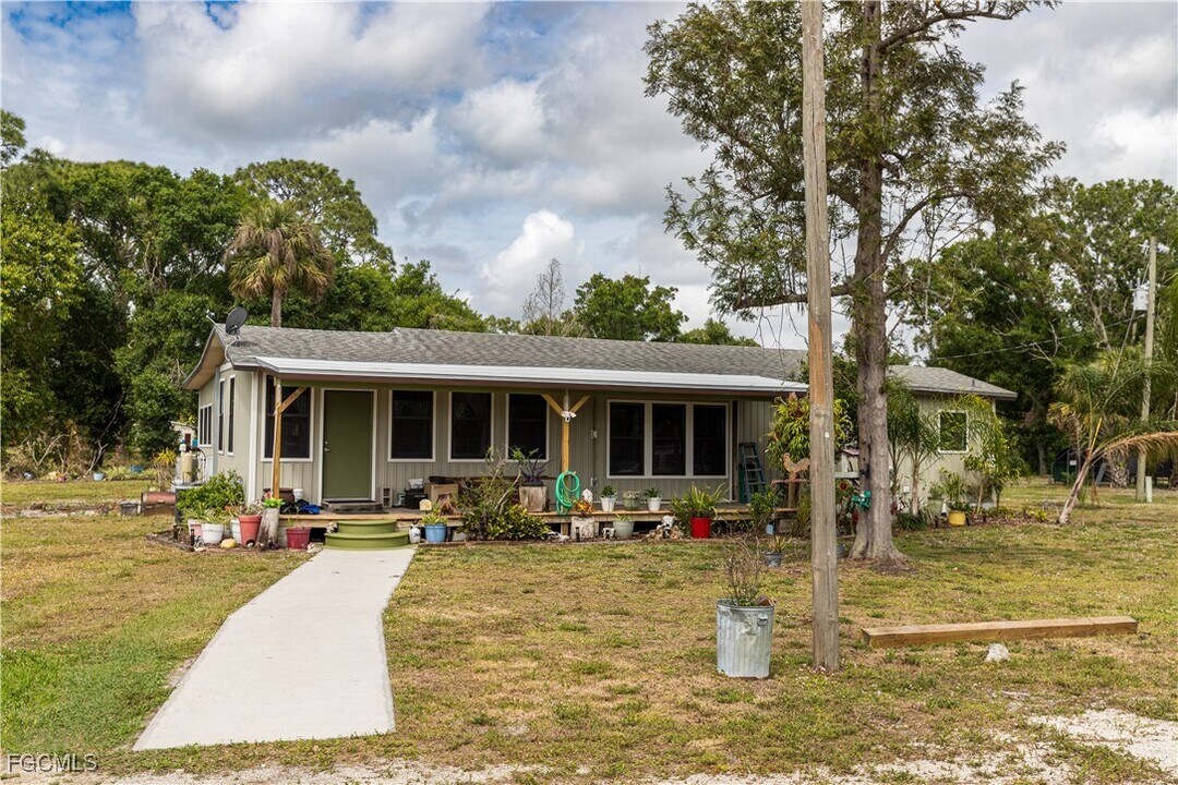 17841 Palm Creek Dr in North Fort Myers, FL - Building Photo