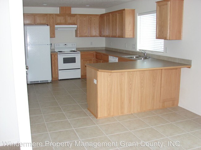 511 Sandalwood Pl in Moses Lake, WA - Foto de edificio - Building Photo