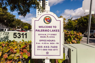 Palermo Lakes in Miami, FL - Foto de edificio - Building Photo