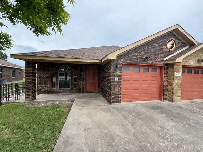 902 Safari Dr
