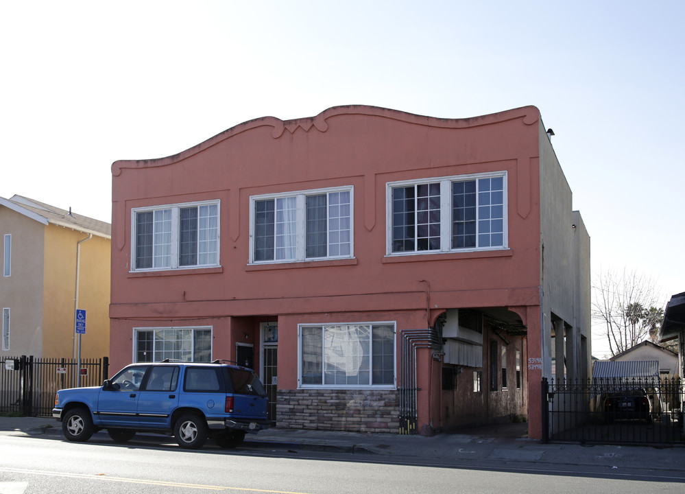 5353 Bancroft Ave in Oakland, CA - Foto de edificio