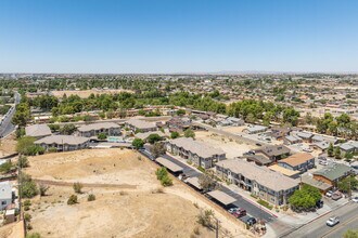 Rodeo Drive Meadows in Victorville, CA - Foto de edificio - Building Photo