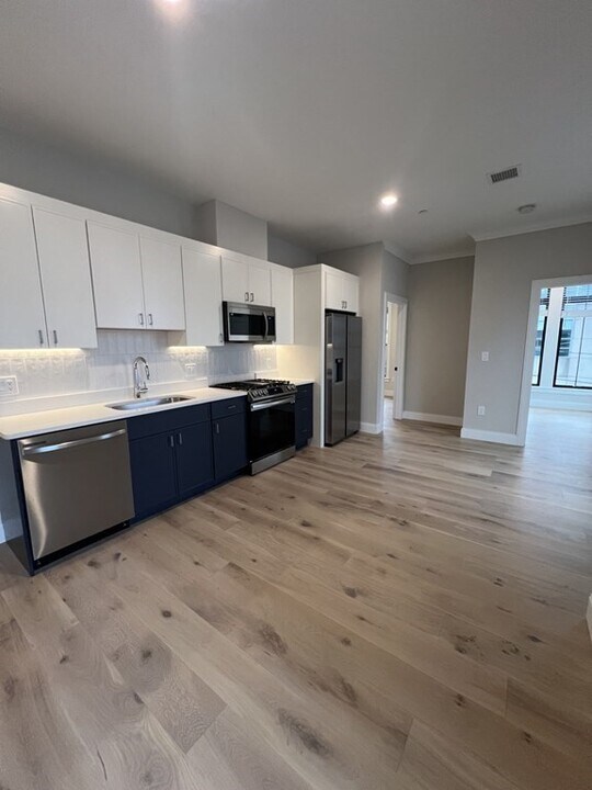 157 Everett St, Unit 1 in Boston, MA - Building Photo