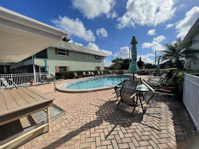 200 Valley Stream Dr, Unit 39 in Naples, FL - Building Photo - Building Photo