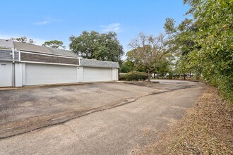 8426 Williamsburg Cir in Pensacola, FL - Foto de edificio - Building Photo