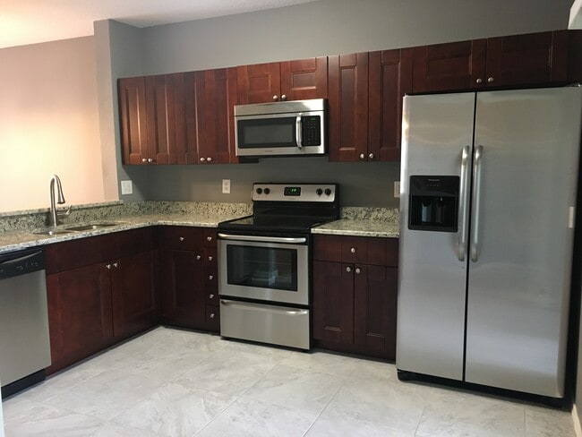 2469 Lake Woodberry Cir in Brandon, FL - Foto de edificio - Building Photo