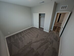 1039 Forest Falcon Dr in Henderson, NV - Building Photo - Building Photo