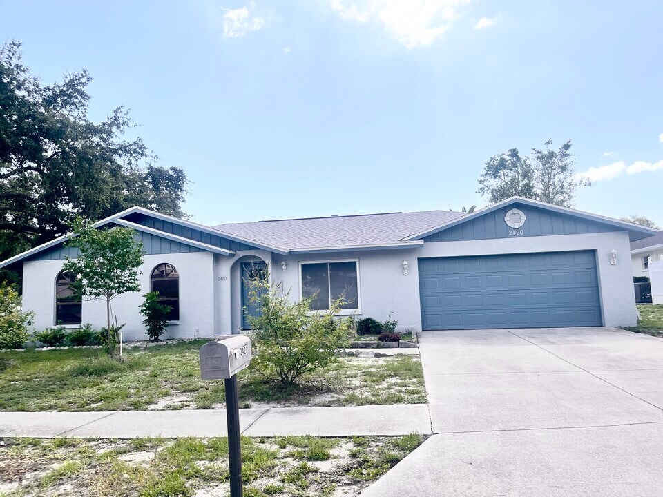 2420 Briar Oak Cir in Sarasota, FL - Foto de edificio