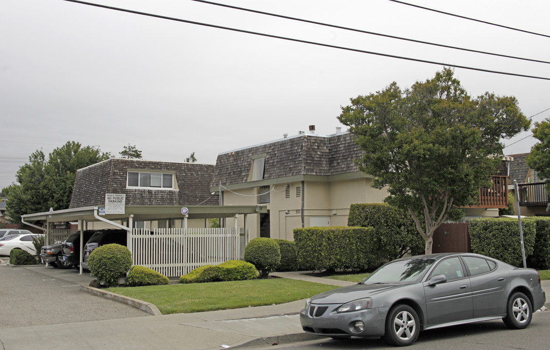 2073 Aldengate Way in Hayward, CA - Foto de edificio