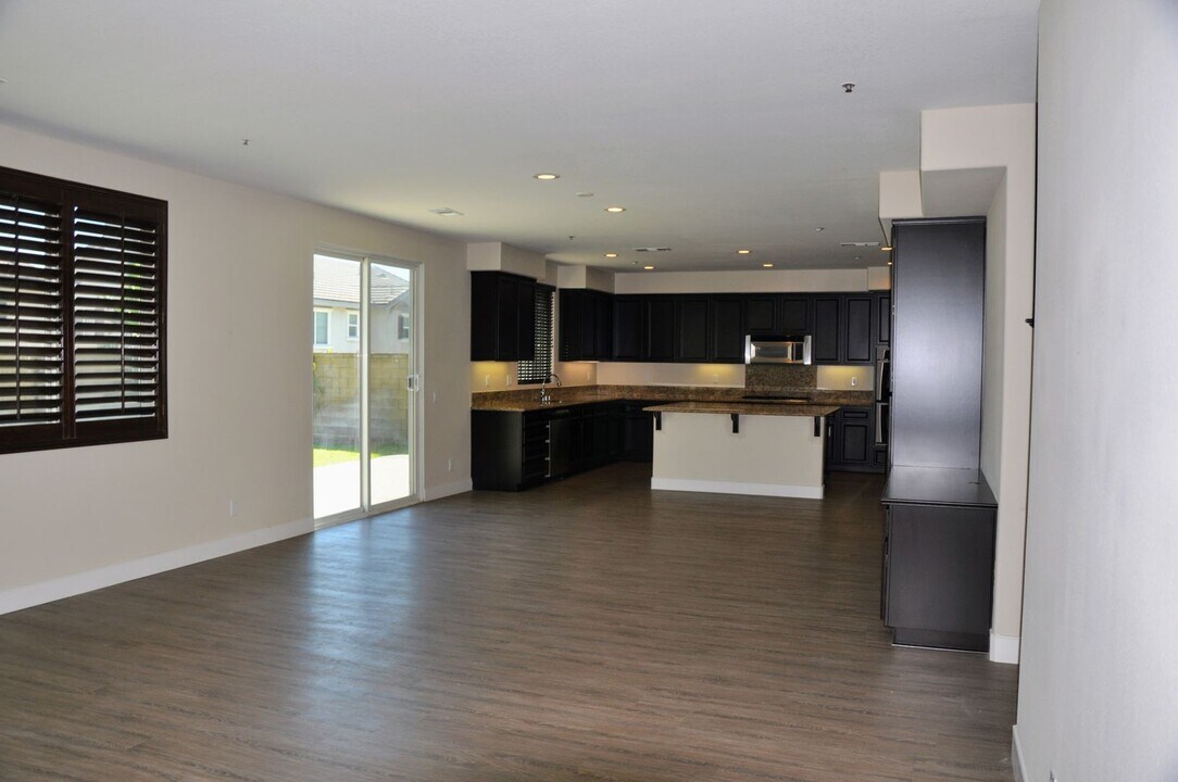 15655 Iron Spring Ln in Fontana, CA - Building Photo