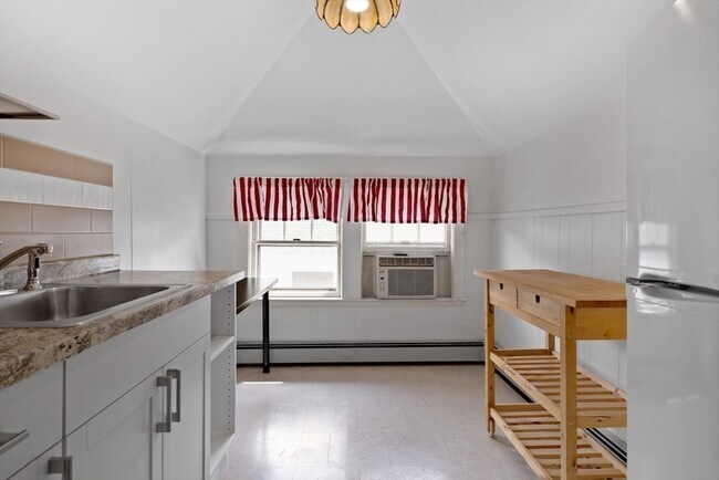 18 Quincy St, Unit 3 in Medford, MA - Building Photo - Building Photo