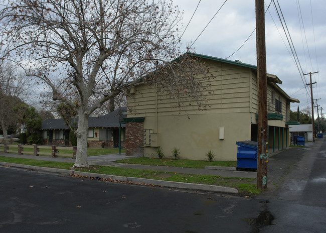 229 S I St in Madera, CA - Foto de edificio - Building Photo