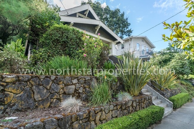 5711 S Corbett Ave in Portland, OR - Building Photo - Building Photo