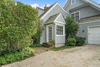 64 S Hill St in Southampton, NY - Building Photo - Building Photo