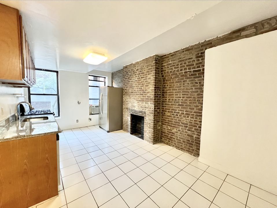 820 10th Ave, Unit 2 in New York, NY - Building Photo