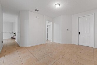 8394 NW 113th Path in Doral, FL - Building Photo - Building Photo