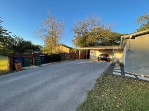 2910 Pecan Springs Rd in Austin, TX - Building Photo - Building Photo