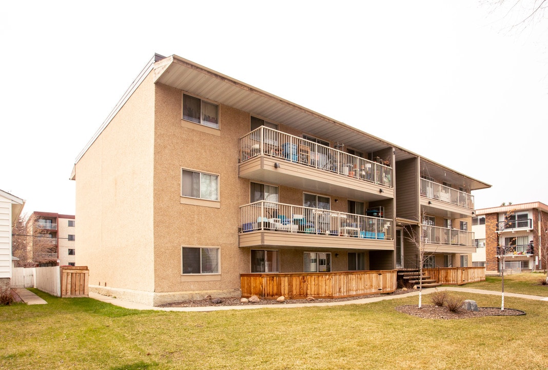 10836 116th St NW in Edmonton, AB - Building Photo