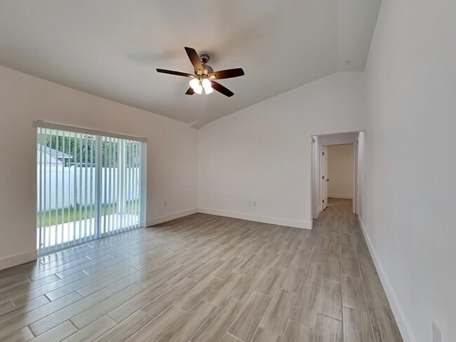 2188 Hawkins Ave in Sanford, FL - Foto de edificio - Building Photo