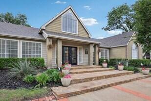 The Willows on Rosemeade in Dallas, TX - Building Photo