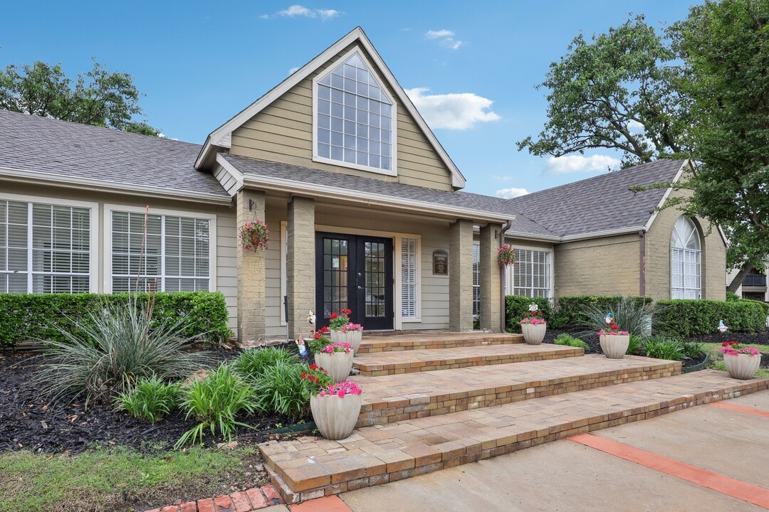 The Willows on Rosemeade in Dallas, TX - Building Photo