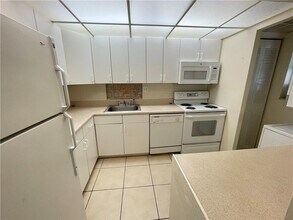 8051 Colony Cir S, Unit 205 in Tamarac, FL - Foto de edificio - Building Photo