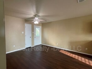121 Cambridge Dr in Saginaw, TX - Building Photo - Building Photo