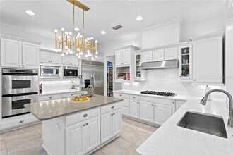4406 W Azeele St in Tampa, FL - Building Photo - Building Photo
