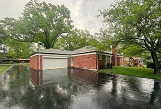 14060 Agusta Dr in Chesterfield, MO - Foto de edificio - Building Photo
