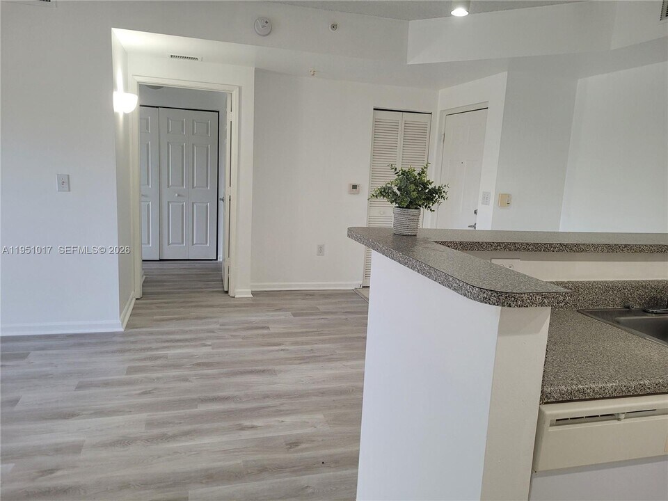 7910 N Nob Hill Rd in Tamarac, FL - Foto de edificio