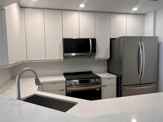 870 Brickell Bay Dr in Miami, FL - Building Photo - Building Photo