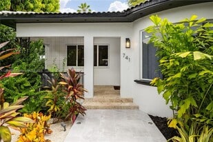 741 NE 87th St in El Portal, FL - Building Photo