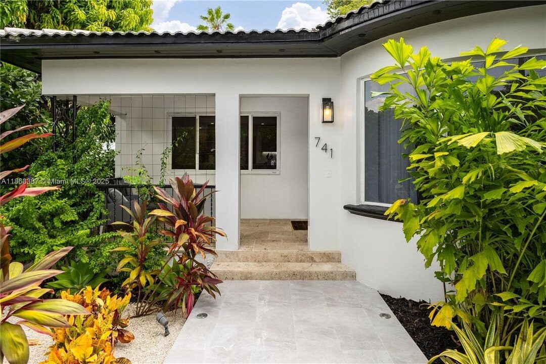 741 NE 87th St in El Portal, FL - Foto de edificio