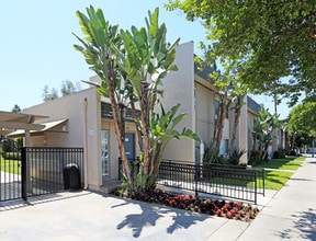 Casa Ramon Apartments in Orange, CA - Foto de edificio - Building Photo