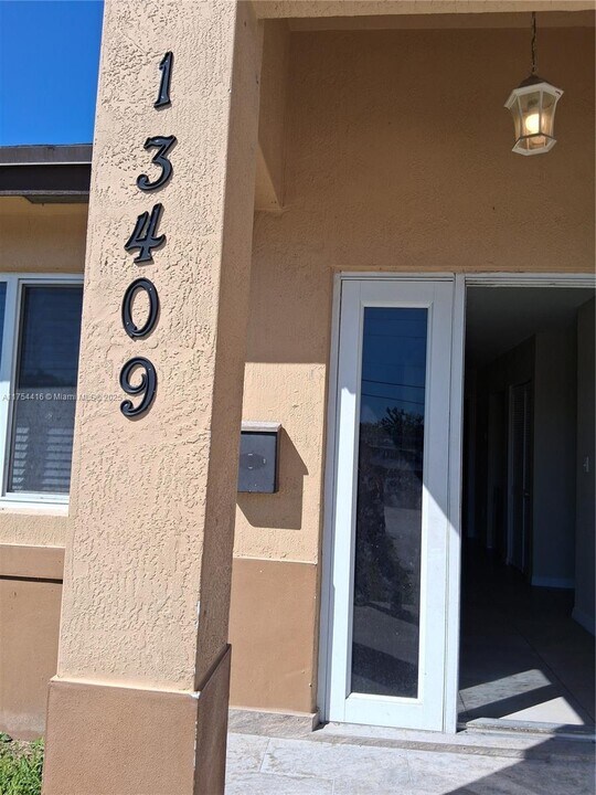 13409 SW 268th St in Princeton, FL - Building Photo