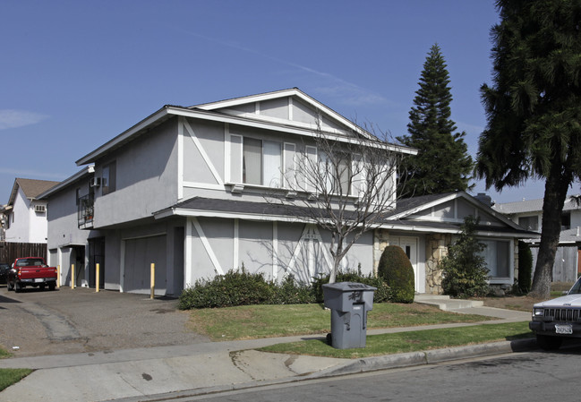 1441 E Park Dr in La Habra, CA - Foto de edificio - Building Photo