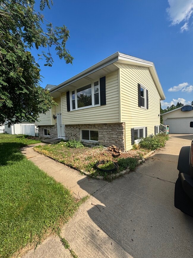 1817 Raven St in West Bend, WI - Building Photo - Building Photo