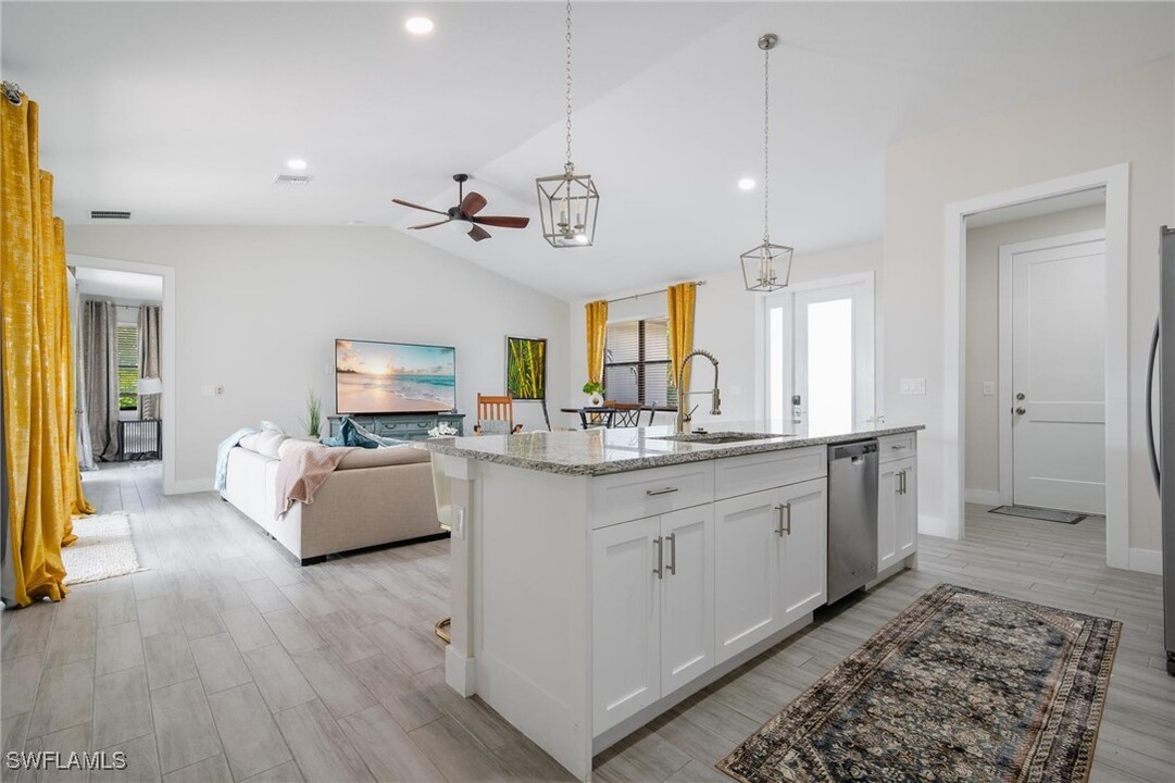 4665 Key Largo Ln in Bonita Springs, FL - Building Photo