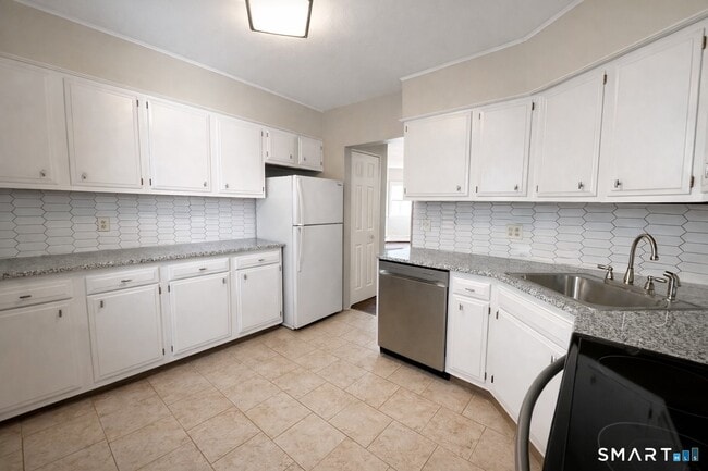 230 N Main St in Naugatuck, CT - Building Photo - Building Photo